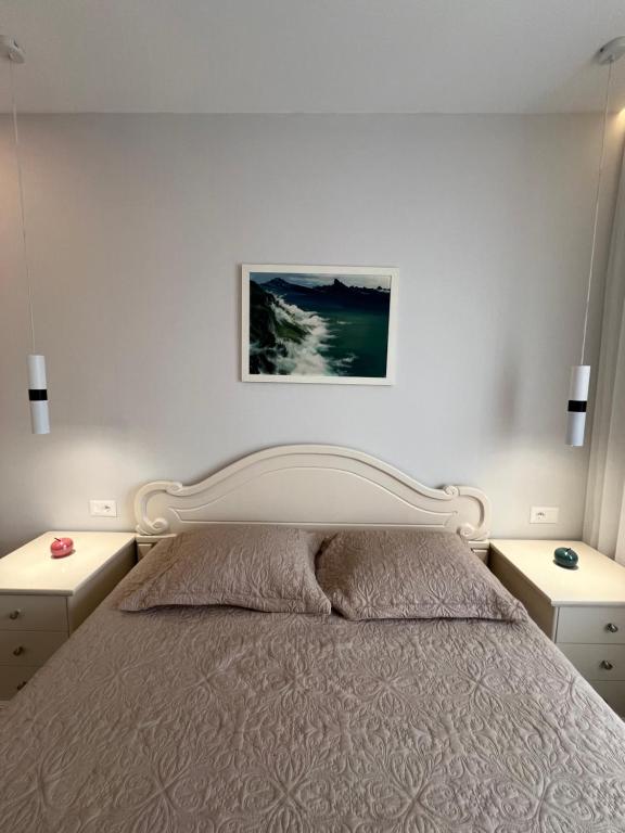 een slaapkamer met een bed en twee nachtkastjes bij Modern ArtDeco Apartment Korca CityCenter 2 in Korçë