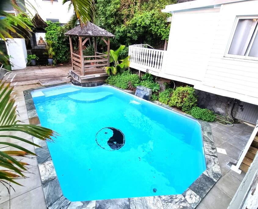 - une petite piscine avec un kiosque dans la cour dans l'établissement Bienvenue à la Zolie Kaz !, à Saint-Pierre