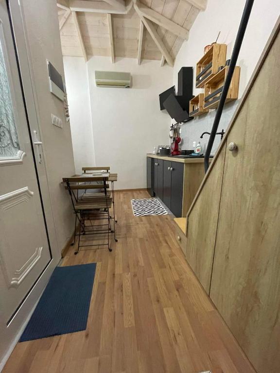 Kuchyň nebo kuchyňský kout v ubytování Babushka apartments Studio-loft near the sea