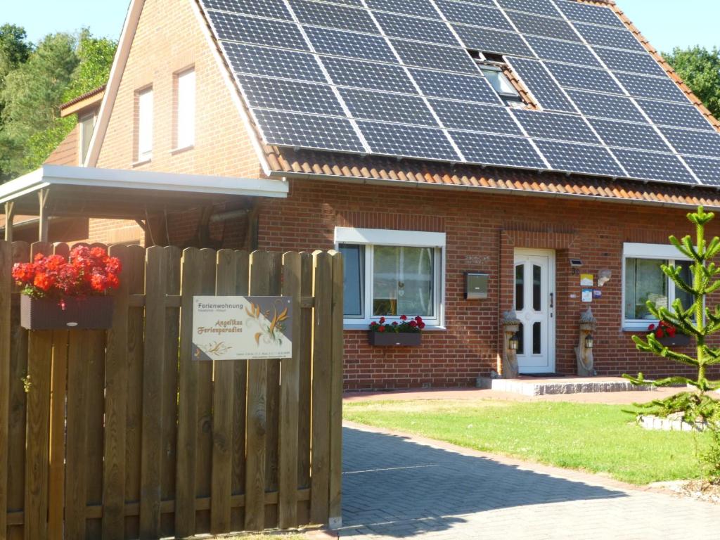 ハーゼリュンネにあるAngelikas Ferienparadies Angelika OGの屋根に太陽光パネルを敷いた家