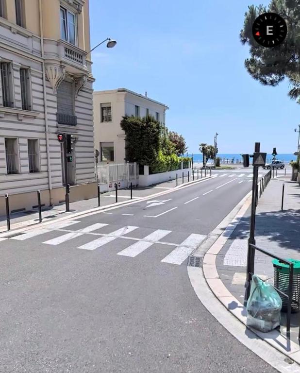 une rue vide avec un passage en face d'un bâtiment dans l'établissement Appartement 1 minute de la promenade des Anglais, à Nice