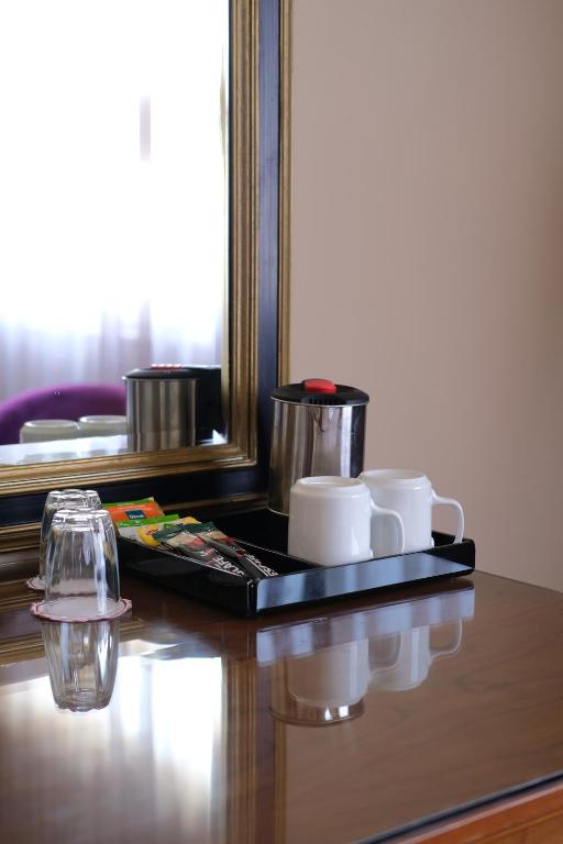 Příslušenství pro přípravu čaje a kávy v ubytování Marwa Palace Hotel Cairo
