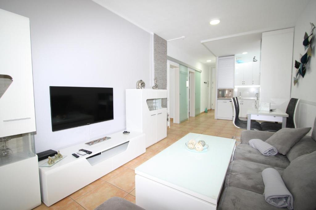 TV a/nebo společenská místnost v ubytování Fantastic apartment near the beach