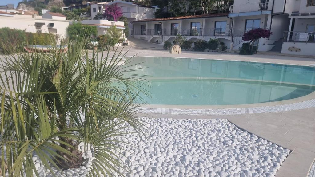Bazén v ubytování Villaggio Quattro Scogli nebo v jeho okolí