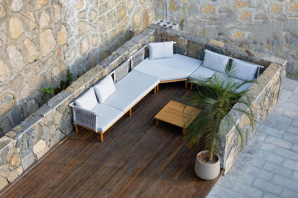 張家界市にあるtreehouseのソファ、テーブル、植物のあるパティオ
