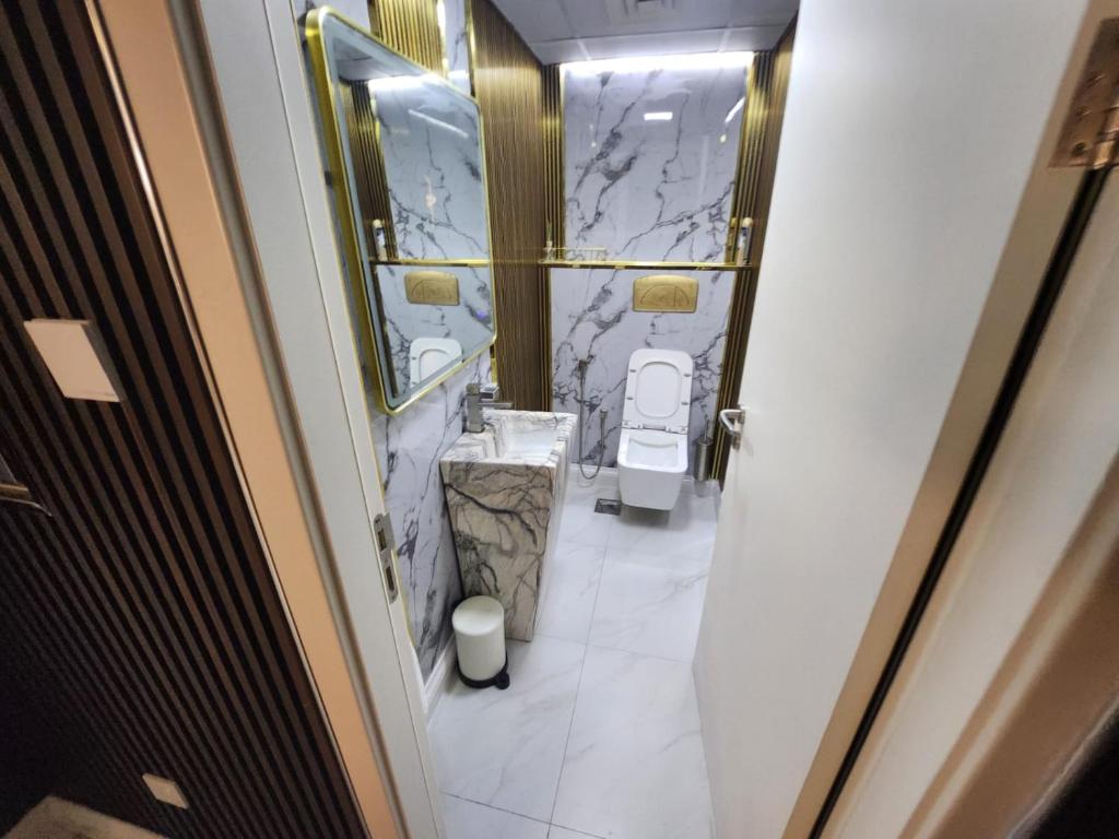 Koupelna v ubytování Marjan Island Beautiful Apartment Sea Side View Beach Luxury Rooms Ras Al Khaimah UAE