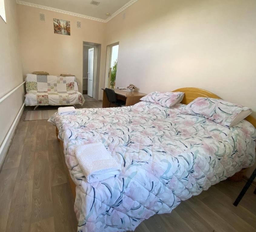 Postel nebo postele na pokoji v ubytování Tian-Shan Guest House