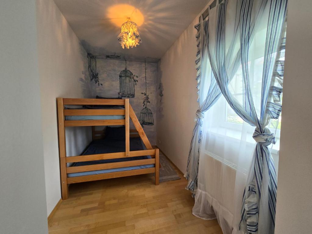 Postel nebo postele na pokoji v ubytování Kunst Apartment im Schwalbenhaus