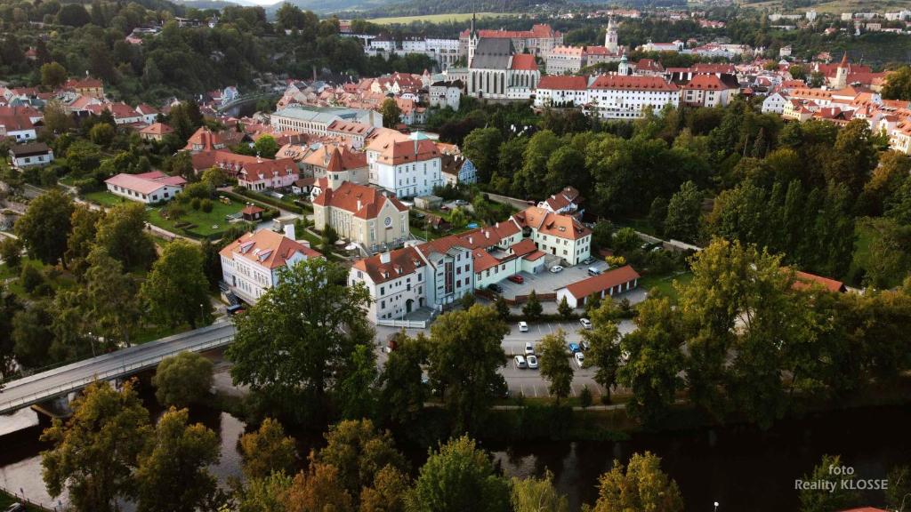 Nespecifikovaný výhled na destinaci Český Krumlov nebo výhled na město při pohledu z penzionu