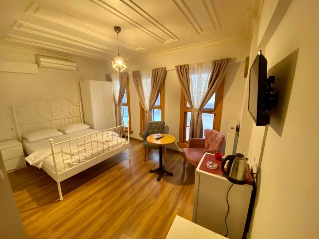 - un petit salon avec un lit et une table dans l'établissement Akaretler Vera Suites, à Istanbul