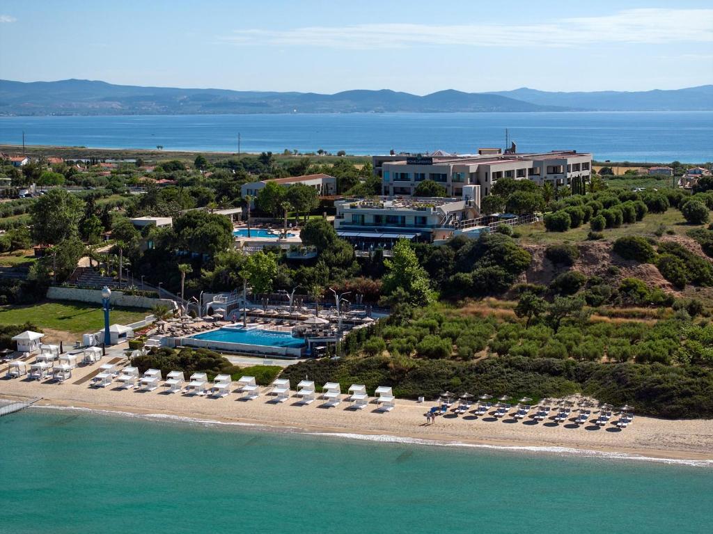 uma vista aérea de um resort com uma praia em Pomegranate Wellness Spa Hotel em Nea Poteidaia