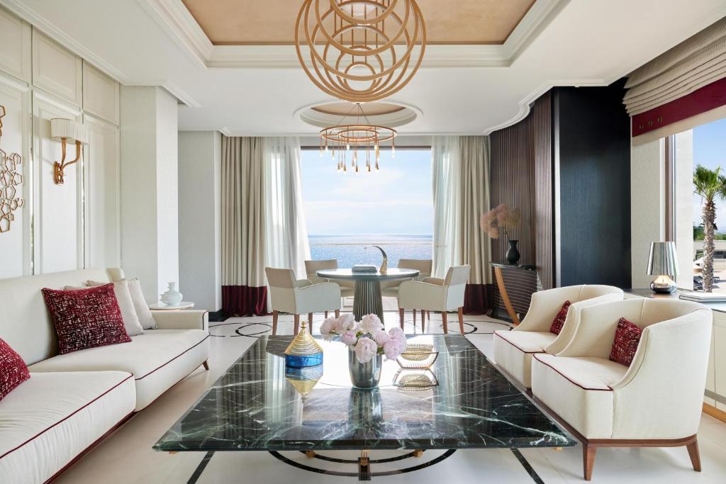 A seating area at Pomegranate Wellness Spa Hotel
