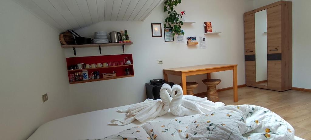 Un pat sau paturi într-o cameră la Zimmer mit Bad und Garagenparkplatz