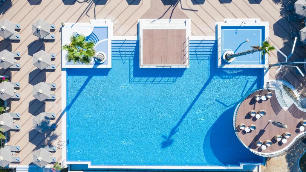 The swimming pool at or close to Pomegranate Wellness Spa Hotel