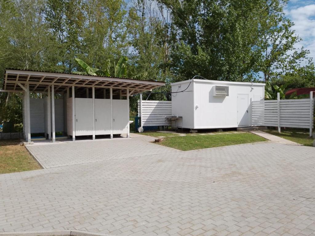 Budova, kde se kemp nachází