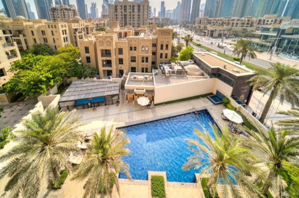 Bazén v ubytování Golden homes Burj khalifa view Yansoon 1BR heart & Soul old town Beside Dubai mall Burjh Khalifa nebo v jeho okolí