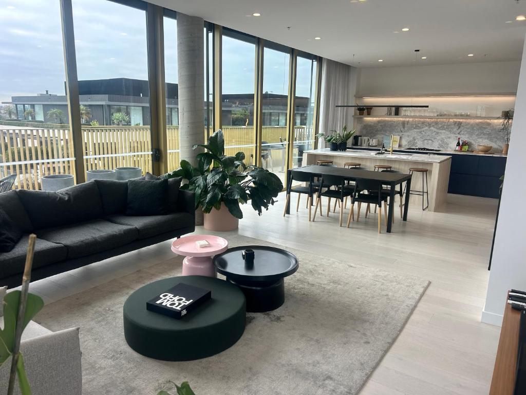 uma sala de estar com um sofá e uma mesa em Soho Penthouse - Luxury lifestyle property in Prahran em Melbourne