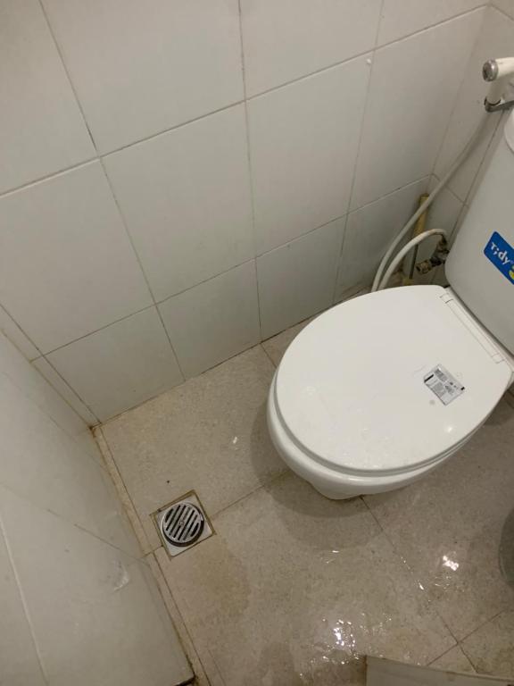 bagno con servizi igienici e scarico sul pavimento di LUCKY GUEST HOUSE SOLO a Kadipiro