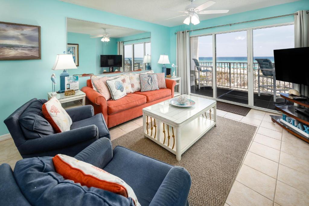 een woonkamer met banken en uitzicht op de oceaan bij Gulf Dunes 208: Beautifully remodeled condo, fee beach chairs, tennis court in Fort Walton Beach