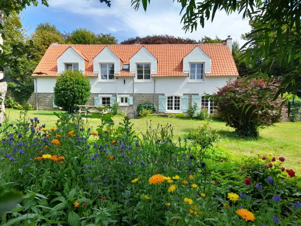 une maison avec un jardin fleuri dans l'établissement L'Avancée, à Wimille