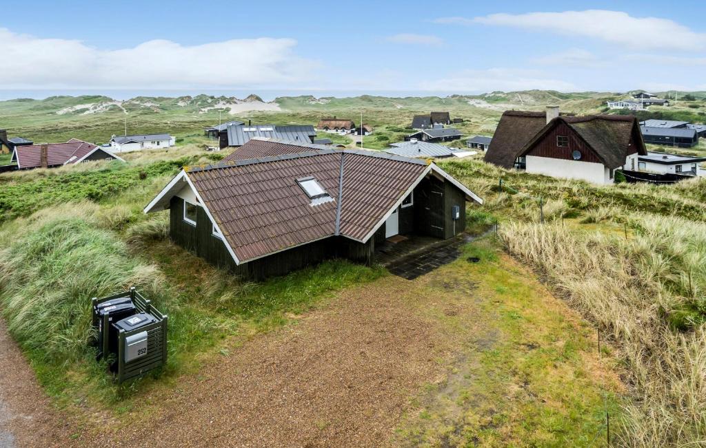 スナーヴィグにある3 Bedroom Stunning Home In Ringkbingの小屋