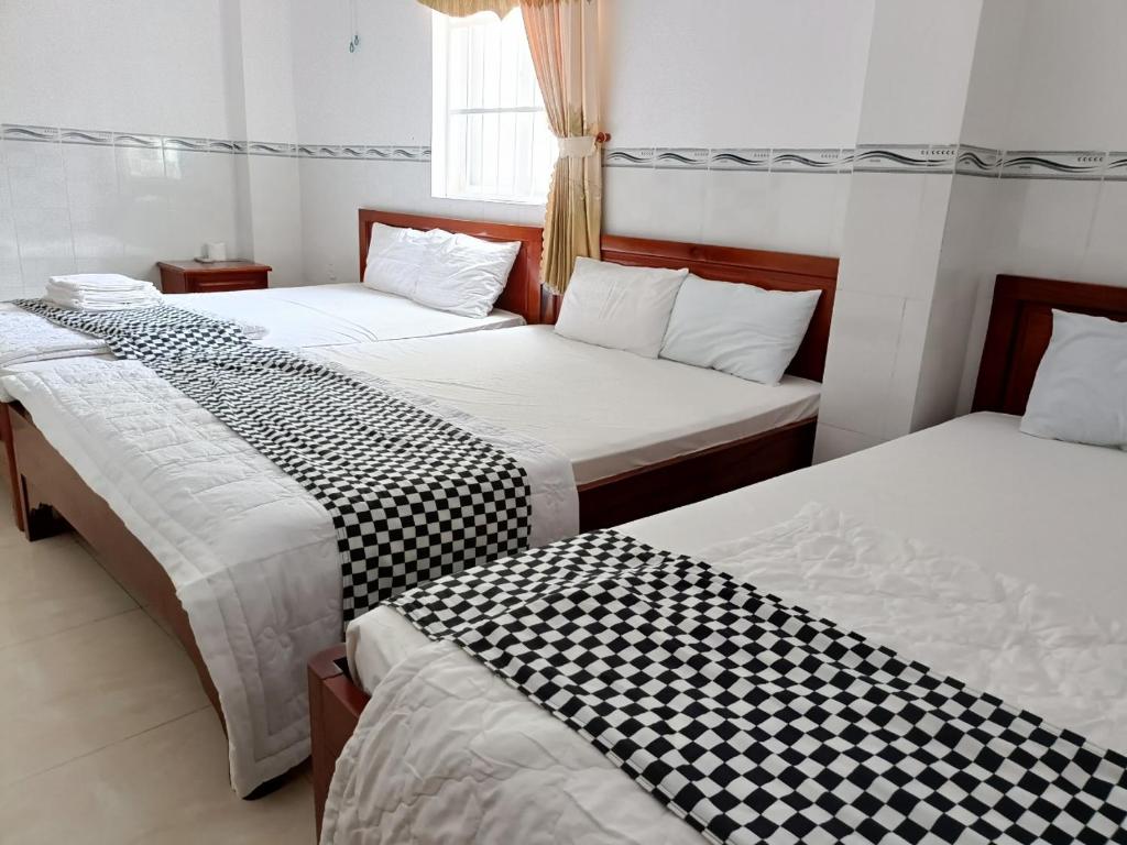 Postel nebo postele na pokoji v ubytování Anh Tan Hotel