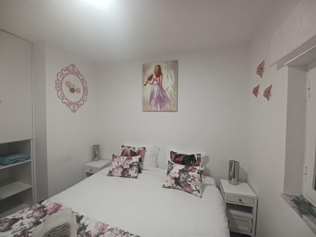 una camera da letto con un letto e un quadro sul muro di Casa do Barqueiro - Porto a Porto