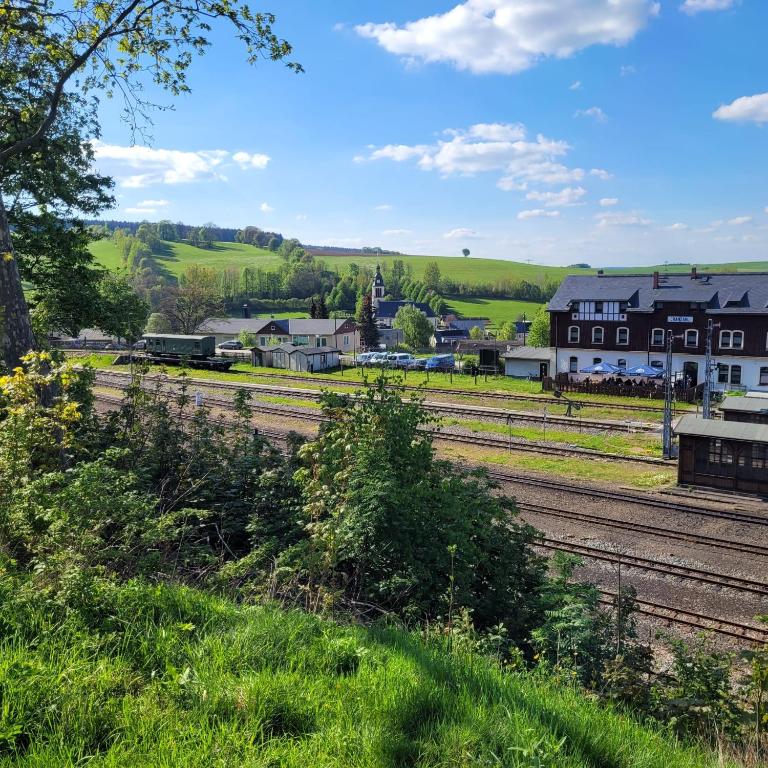 Blick auf einen Bahnhof in der Unterkunft Ferienwohnungen An der Fichtelbergbahn in Cranzahl
