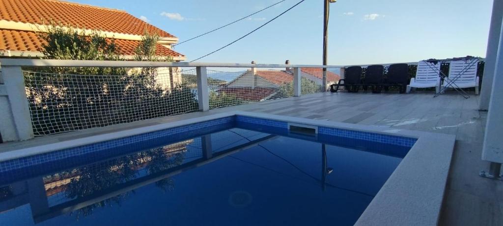 einen Pool auf dem Balkon eines Hauses in der Unterkunft Apartments Solta in Nečujam