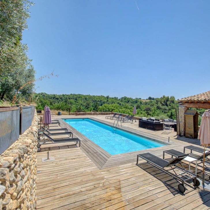 - une piscine avec chaises longues dans l'établissement Suite piscine, à Valensole