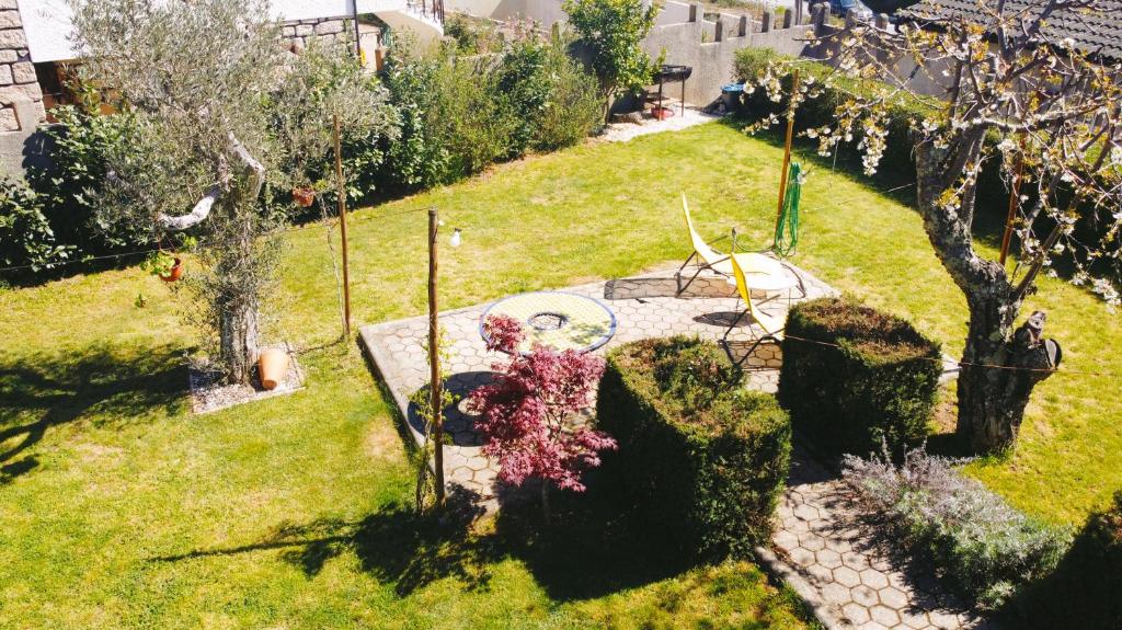 - une vue aérienne sur un jardin avec une table dans la pelouse dans l'établissement SOFT ROOMS, à Vila Real