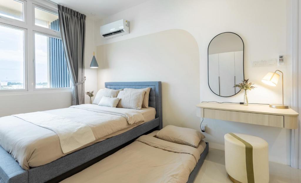 - une chambre avec un grand lit et un miroir dans l'établissement DeCozy - KUCHING CITY - 2Studios 7Pax, à Kuching
