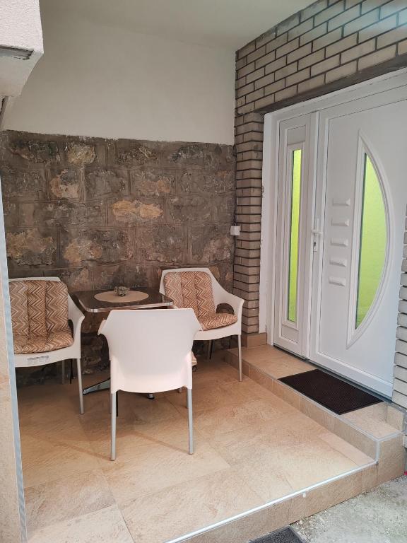 a room with chairs and a table and a window at Stan na dan Emili 2 in Valjevo