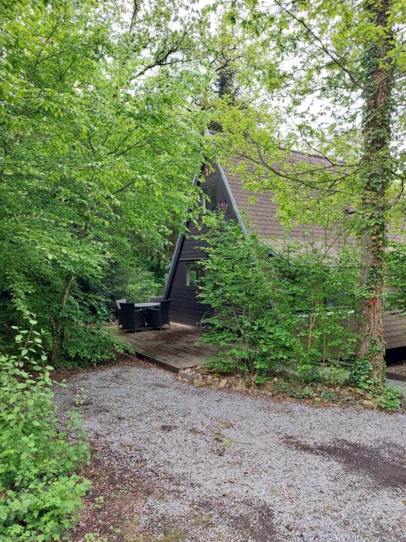 a house with a porch with a bench on it at Het vlindertje in Durbuy