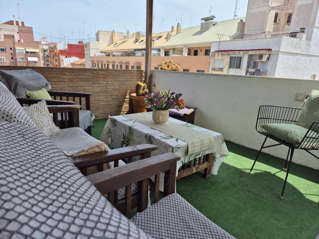 patio con mesa y sillas en el balcón en Oasis de Valencia, en Valencia