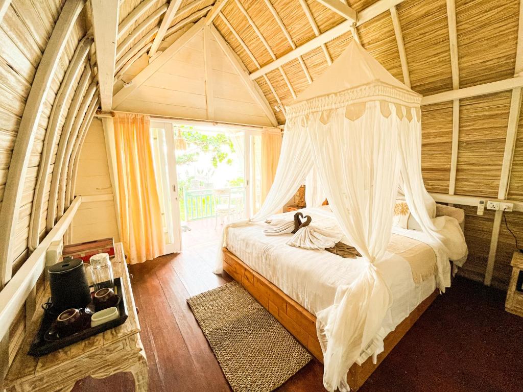Postel nebo postele na pokoji v ubytování The Edge Lembongan