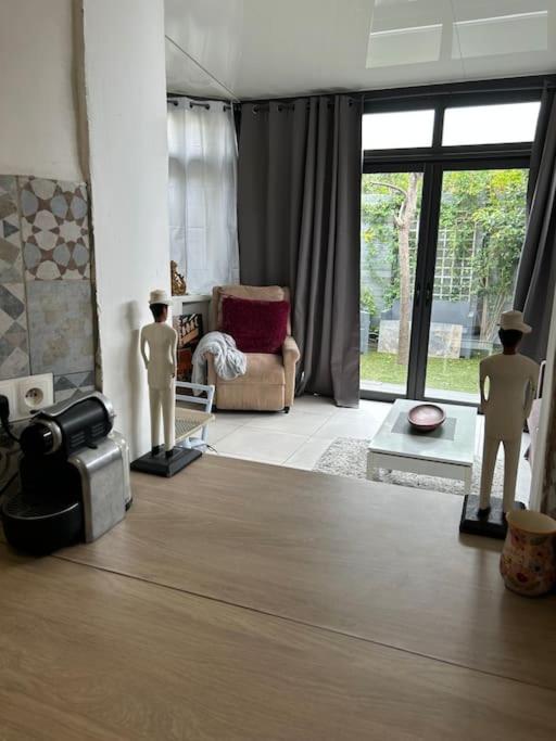 deux mannequins dans un salon avec cheminée dans l'établissement Résidence Cannes Plage Business Saisonnier, à Cannes