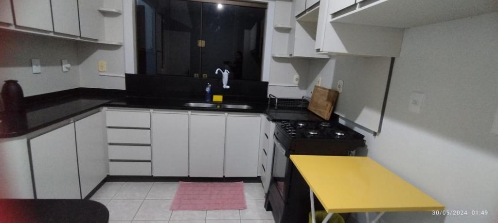 Kuchyň nebo kuchyňský kout v ubytování Casa 4 quartos com piscina