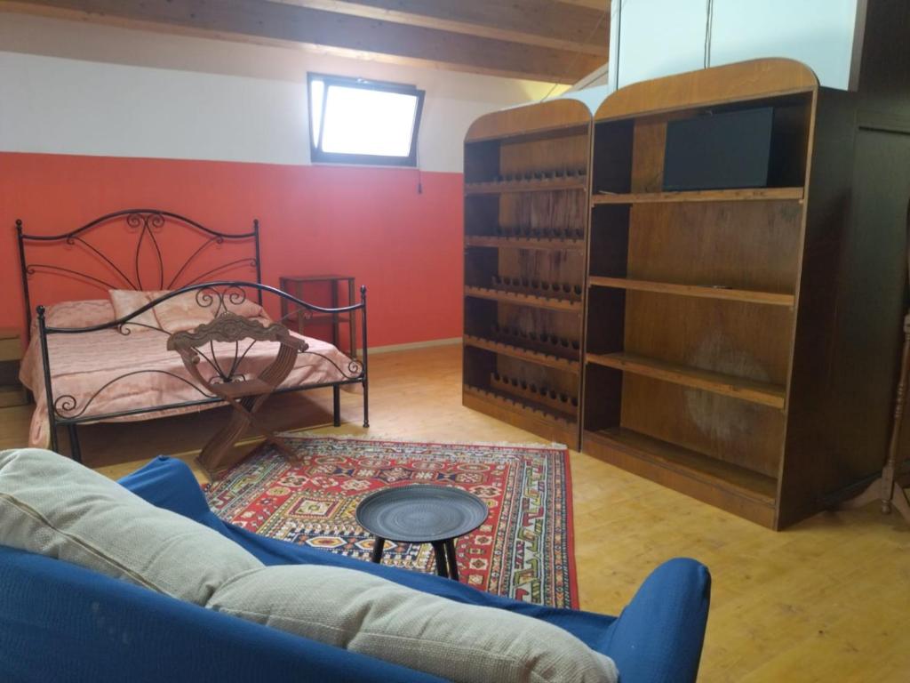 uma sala de estar com um sofá e uma televisão em Segesta Antichi Sapori em Calatafimi