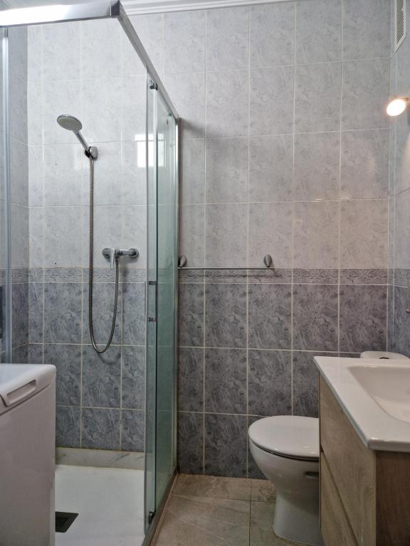 łazienka z prysznicem, toaletą i umywalką w obiekcie FloryMar w mieście Aguadulce