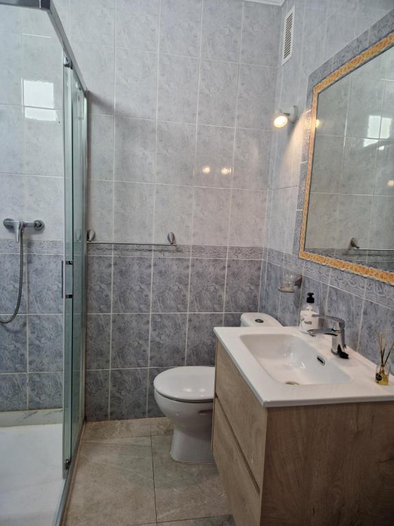 łazienka z toaletą, umywalką i prysznicem w obiekcie FloryMar w mieście Aguadulce