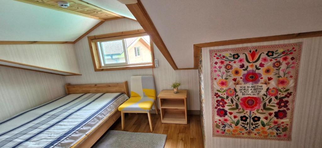 Postel nebo postele na pokoji v ubytování Tree House Guesthouse