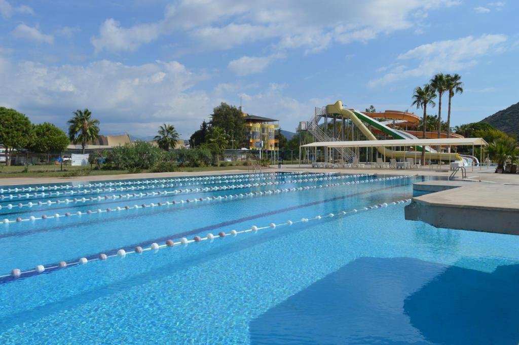 a large swimming pool with a water slide at Bülent Kocabaş-Selinus Beach Club Hotel in Gazipasa