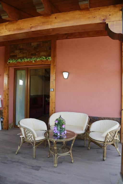 A seating area at Apartamentos La Arena