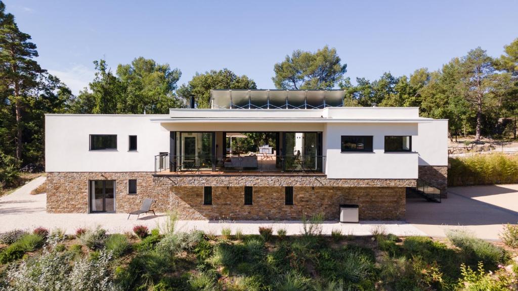une maison avec une grande fenêtre au-dessus dans l'établissement Les Roches Blanches-Montferrat, à Montferrat