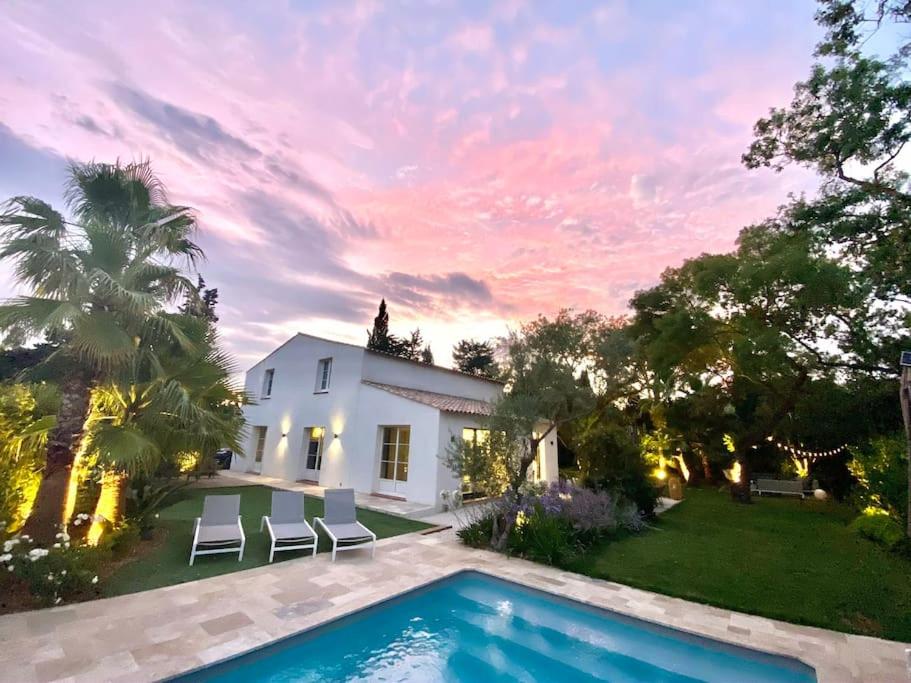 une villa avec piscine et une maison dans l'établissement Villa EDEN Grimaud - Golfe de Saint Tropez, à Grimaud