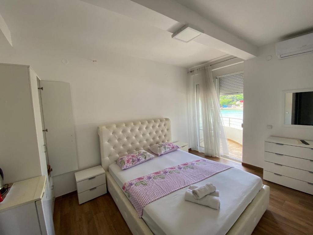 Postel nebo postele na pokoji v ubytování Seafront Apartments