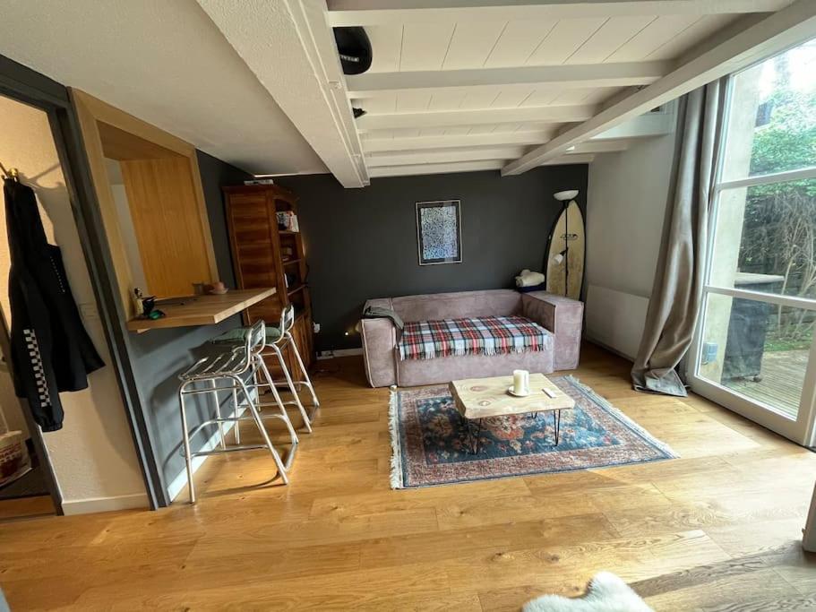 un salon avec un canapé et une table dans l'établissement Superbe maison entre lac et océan à Lacanau, à Lacanau