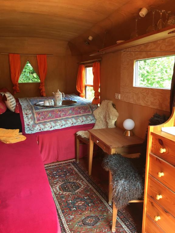 Posezení v ubytování Kuscheliger Zirkuswagen im Wildgarten