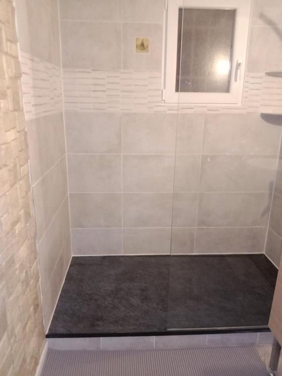 Koupelna v ubytování chambre studio 25 M2 et table d'hôtes Ruoms 2